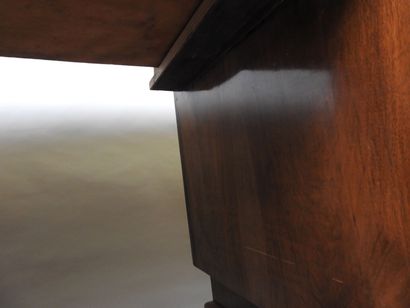 Bureau en bois et placage de forme légèrement...