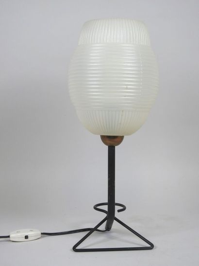 Lampe à l'abat jour en plastique et le pied...