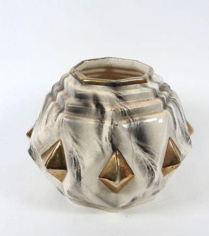 Vase en céramique à gradin et décor de pointe...