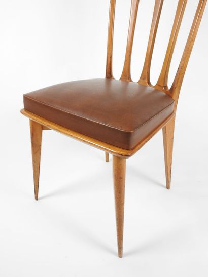 Suite de six chaises en bois, le dossier...