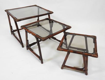Série de trois tables gigognes en bambou...