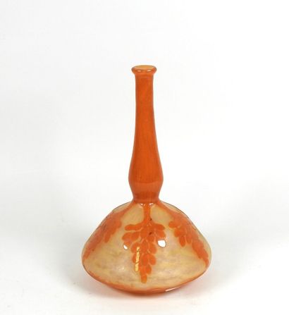 École début XXe. 
Soliflore en verre orange...