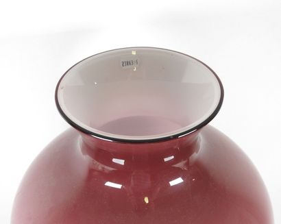 Important vase balustre en verre teinté mauve....