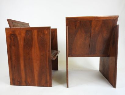 Paire de fauteuils en bois exotique, l'assise...