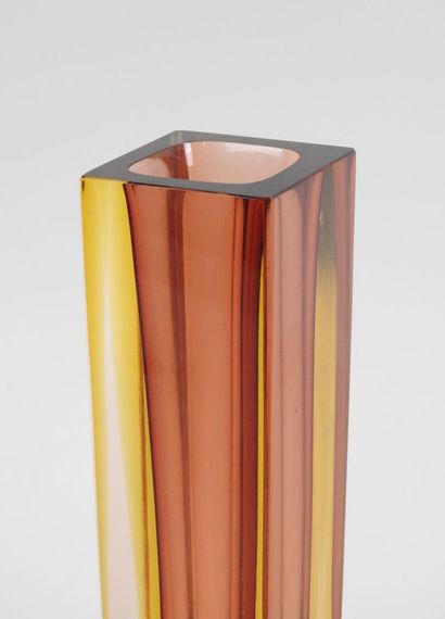 MURNAO, XXe.
Vase rectangulaire modèle 