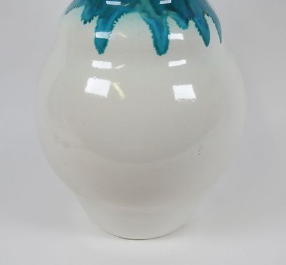 Vase en céramique de forme balustre, le col...