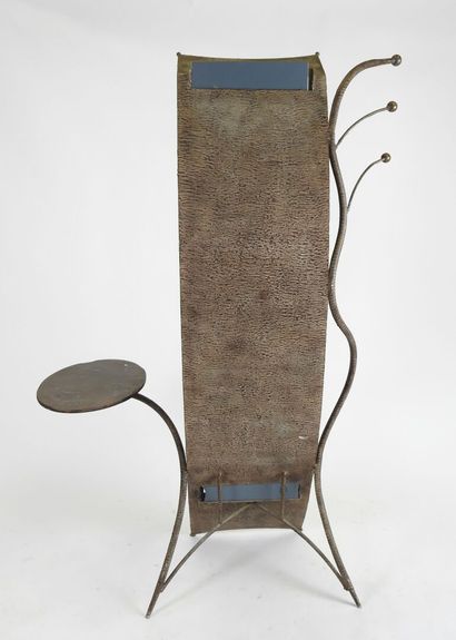 Ensemble comprenant un miroir et quatre fauteuils...