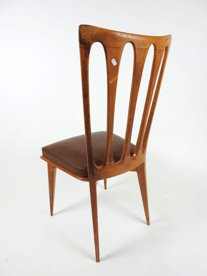 Suite de six chaises en bois, le dossier...