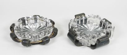 Deux cendriers en verre taillé dont un circulaire...
