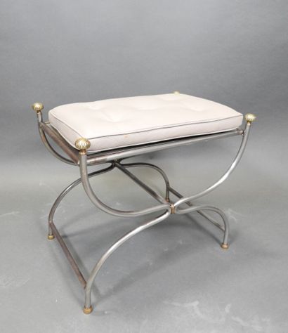 Maison JANSEN, dans le goût de. 
Tabouret...