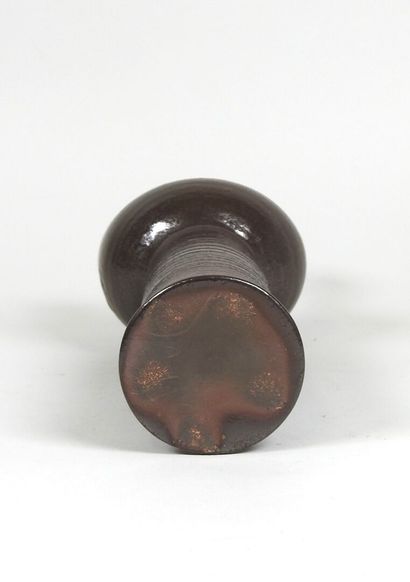 École XXe. 
Vase en céramique marron à décor...