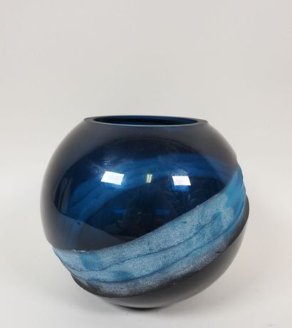 Vase boule en verre teinté bleu à décor gravé...