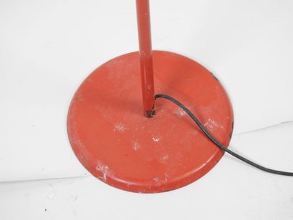 Lampadaire en métal laqué rouge, l'abat jour...