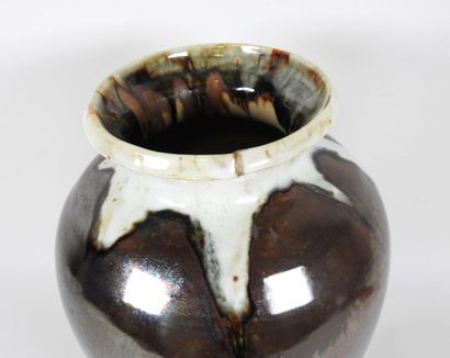 École début XXe.
Important vase en grès à...