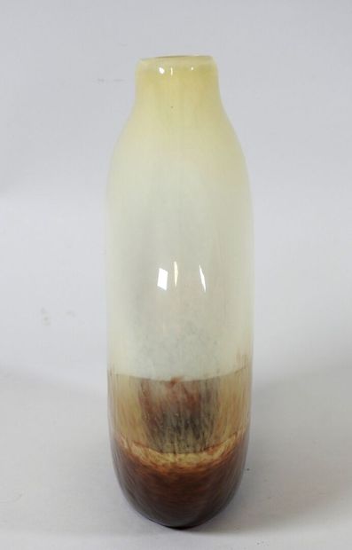 Vase soliflore en verre teinté beige et marron.
XXe.
20...