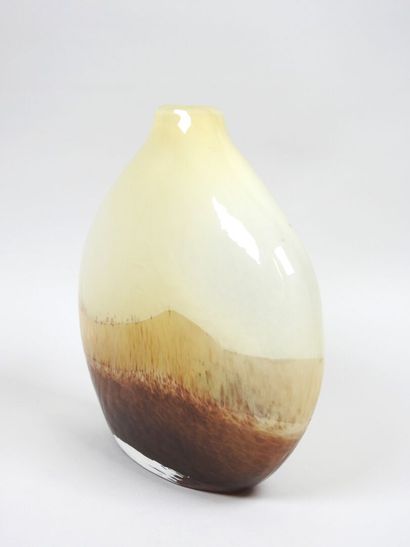 Vase soliflore en verre teinté beige et marron.
XXe.
20...
