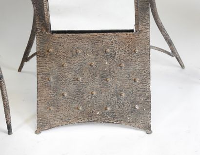 Ensemble comprenant un miroir et quatre fauteuils...