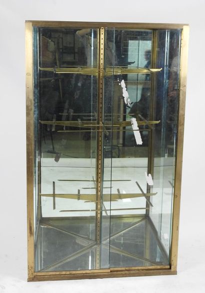 Vitrine d'angle en laiton à fond miroir à...