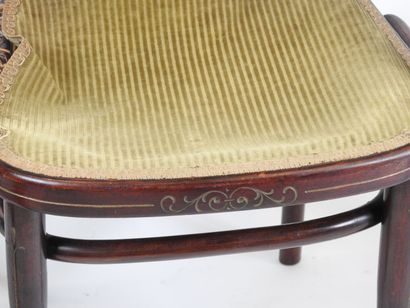 THONET.
Ensemble comprenant un fauteuil et...