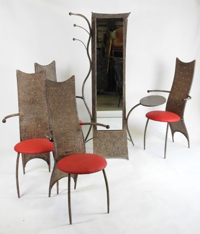 Ensemble comprenant un miroir et quatre fauteuils...
