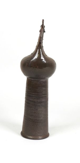 École XXe. 
Vase en céramique marron à décor...