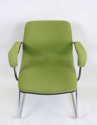 Suite de quatre fauteuils en métal chromé,...