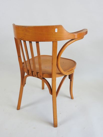 BAUMANN, XXe.
Fauteuil en bois courbé, le...