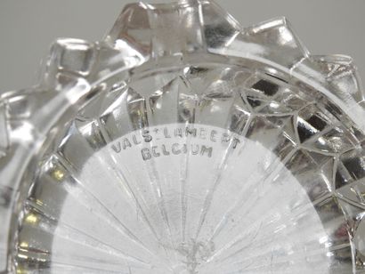 Deux cendriers en verre taillé dont un circulaire...