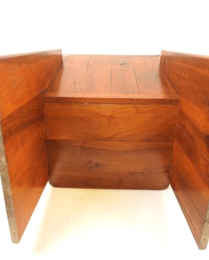 Paire de fauteuils en bois exotique, l'assise...