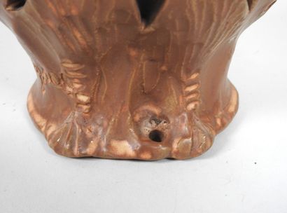 POTERIE de MEYSSAC, XXe.
Veilleuse en céramique...