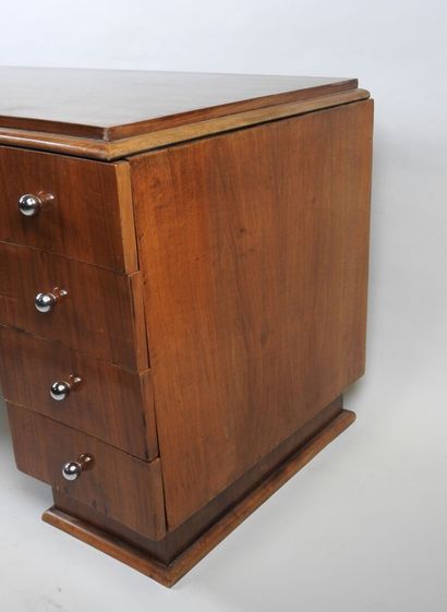 Bureau en bois et placage de forme légèrement...
