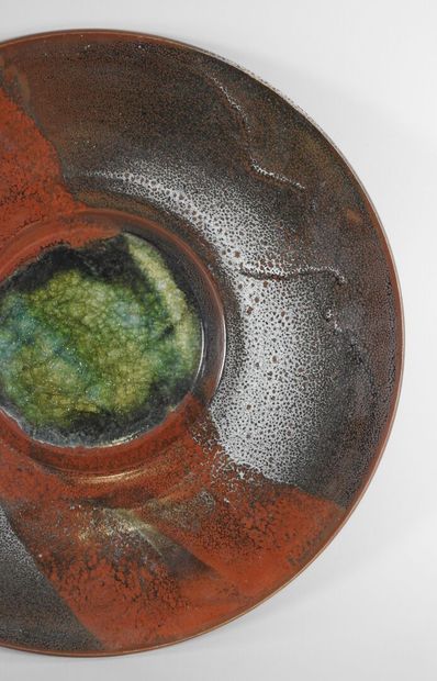 Matthieu ROBERT (1962). 
Important plat circulaire...