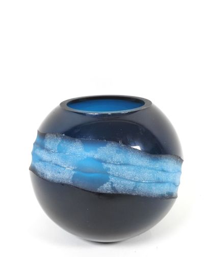 Vase boule en verre teinté bleu à décor gravé...