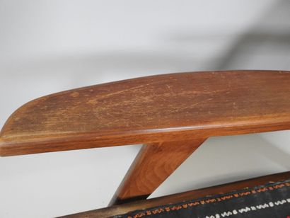 Fauteuil en bois, garniture de tissu et laine...