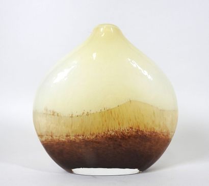 Vase soliflore en verre teinté beige et marron.
XXe.
20...