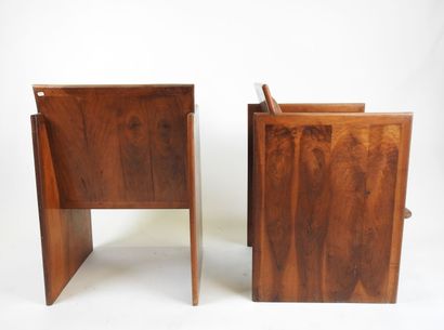 Paire de fauteuils en bois exotique, l'assise...