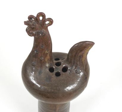 École XXe. 
Vase en céramique marron à décor...