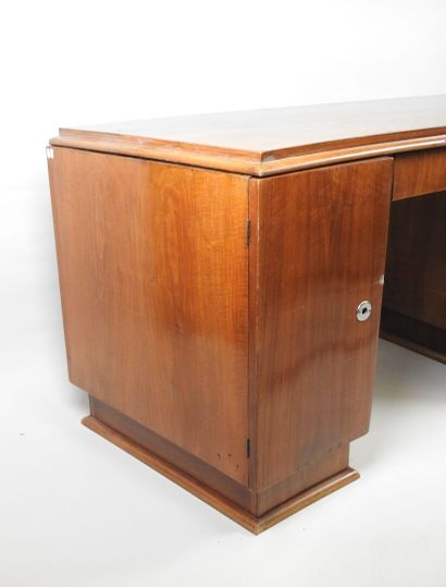 Bureau en bois et placage de forme légèrement...