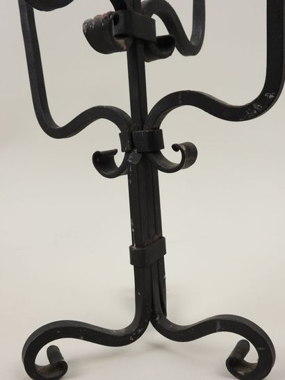 Candélabre en fer forgé à quatre bras et...