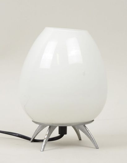 Lampe fusée en verre teinté blanc reposant...