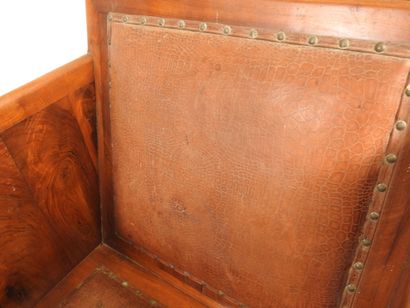 Paire de fauteuils en bois exotique, l'assise...