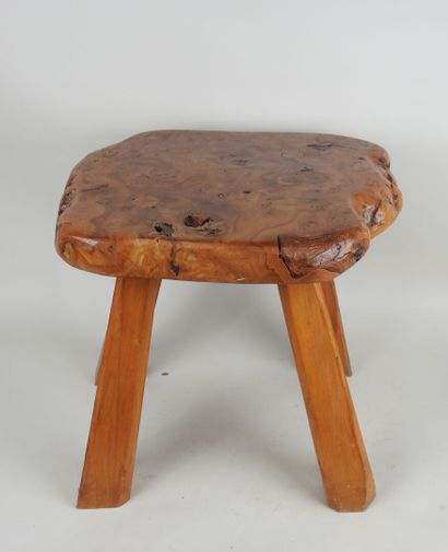 Tabouret, l'assise en bois de loupe sculpté...