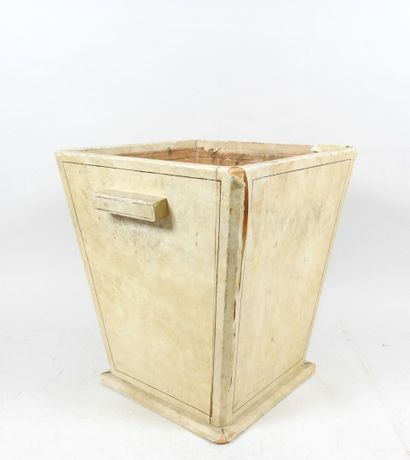 Corbeille en bois recouvert de parchemin,...