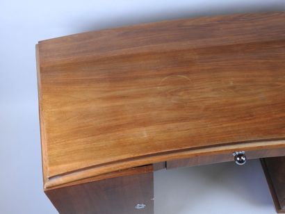 Bureau en bois et placage de forme légèrement...