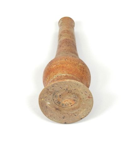École XXe. 
Vase soliflore en céramique....