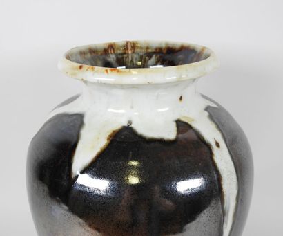 École début XXe.
Important vase en grès à...