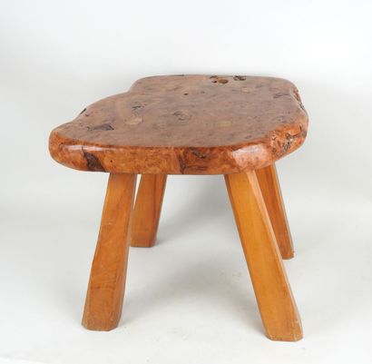 Tabouret, l'assise en bois de loupe sculpté...