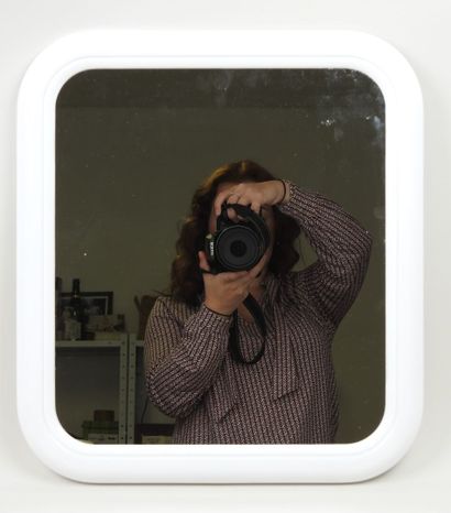 Miroir rectangulaire en plastique blanc.
Travail...