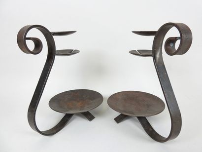 Paire de porte bougies en fer forgé à un...