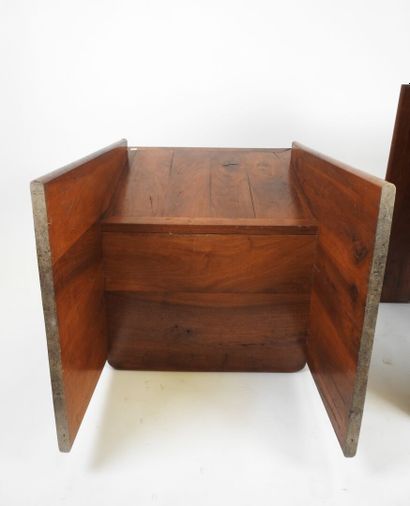 Paire de fauteuils en bois exotique, l'assise...
